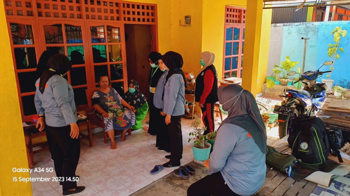 Melakukan Kunjungan ke Rumah Warga Rentan Masalah Kesehatan oleh Tenaga Kesehatan UPTD Puskesmas Lumpue bersama Kader Kamp. KB "Geddongnge"