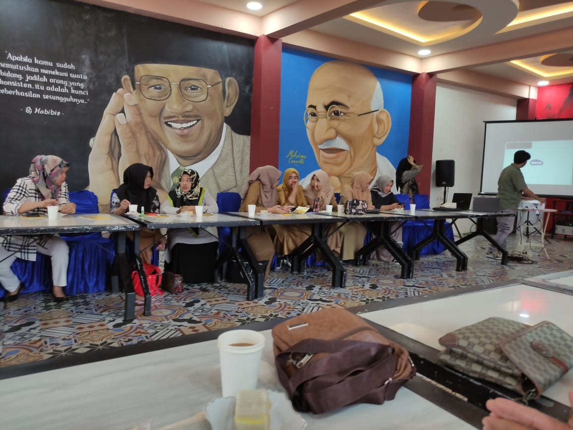 Konsultasi Publik terkait Drat Perwali PPA oleh Kabag Hukum Setdako Parepare, Dinas DP3A, Dinas Kesehatan, Perwakilan BKKBN Parepare, kader Kelompok Konstituen dan Kam. KB se-kota Parepare