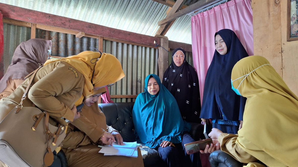 Kunjungan Ibu Hamil khususnya Ibu Hamil KEK oleh Bidan Kelurahan Cappa Galung bersama dengan Pengurus Kamp. KB "Geddongnge"