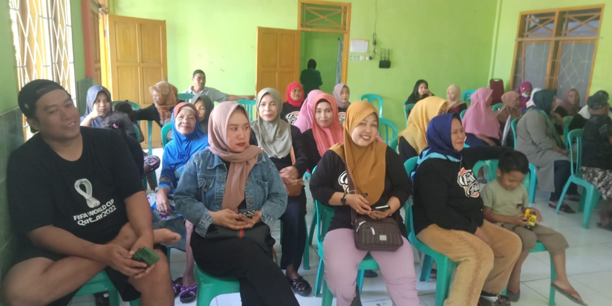 Mengikuti Sosialisasi Kelompk PKH Terampil 1&2 di Jln. Mattirotasi No. 1RT 01 RW 04 oleh Lurah Cappa Galung, koordinator pendamping PKH, ketua LPMK, beserta kader Kamp. KB "Geddongnge"