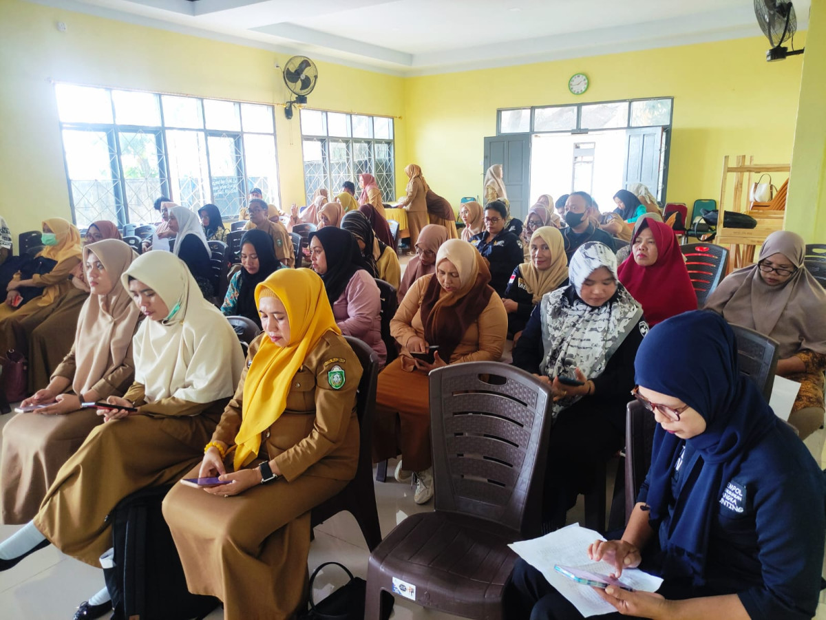 Mengikuti Sosialisasi Penggunaan Aplikasi INZTING oleh Kabid Pengendalian Penduduk BKKBN kota Parepare, OPD KB se-kota Parepare, Tenaga kesehatan , Kader TPK, beserta Kader Kampung KB se-kota Parepare
