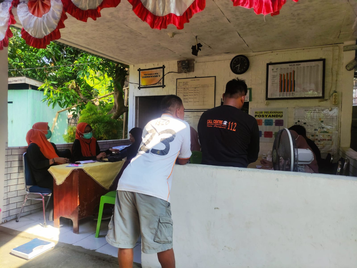 Melaksanakan Call Centre 112 di Jln. Pinisi RT 03 RW 03 oleh Tenaga Medis UPTD Puskesmas Lumpue bersama kader Kamp. KB "Geddongnge" dan warga sekitar RW 03