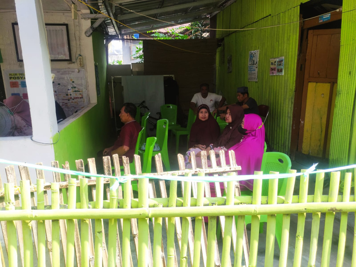 Melaksanakan Call Centre 112 di Jln. Pinisi RT 03 RW 03 oleh Tenaga Medis UPTD Puskesmas Lumpue bersama kader Kamp. KB "Geddongnge" dan warga sekitar RW 03