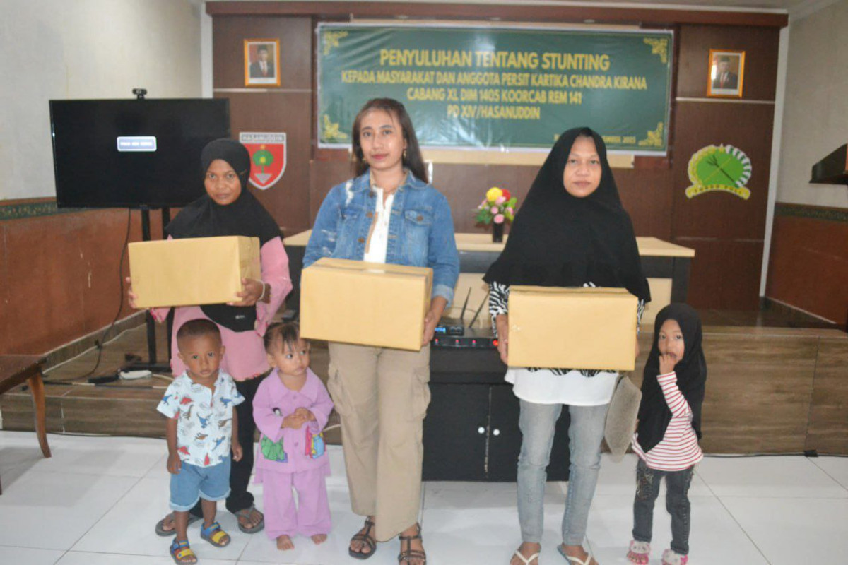 Sosialisasi terkait Penanganan Stunting dan Peny. Paket kepada Ibu dan Bayi Stunting oleh Dandim Cappa Galung bersama dengan Lurah Cappa Galung, OPD KB, dan Pengurus Kamp. KB "Geddongnge"