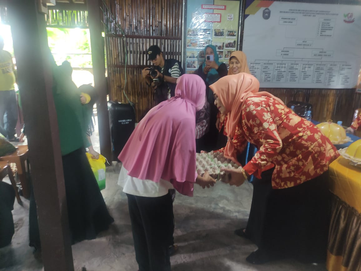 Pemberian Makanan Tambahan oleh Kadis Disdukcapil bersama Lurah, Ketua TP. PKK Cappa Galung, Bidan Kelurahan, Kader Posyandu, Ketua RW dan RW, dan Kader Kamp. KB "Geddongnge"