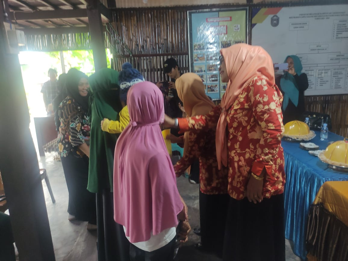 Pemberian Makanan Tambahan oleh Kadis Disdukcapil bersama Lurah, Ketua TP. PKK Cappa Galung, Bidan Kelurahan, Kader Posyandu, Ketua RW dan RW, dan Kader Kamp. KB "Geddongnge"