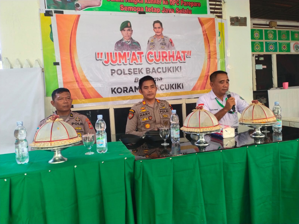 Mengikuti Kegiatan Jum'at Curhat yang dihadiri oleh Bapak Kapolsek Bacukiki, Babinkamtibmas Cappa Galung, Ketua LPMK, ketua RT 01 RW 05, kader Kamp. KB "Geddongnge" beserta warga masyarakat sekitar RT 01 RW 05