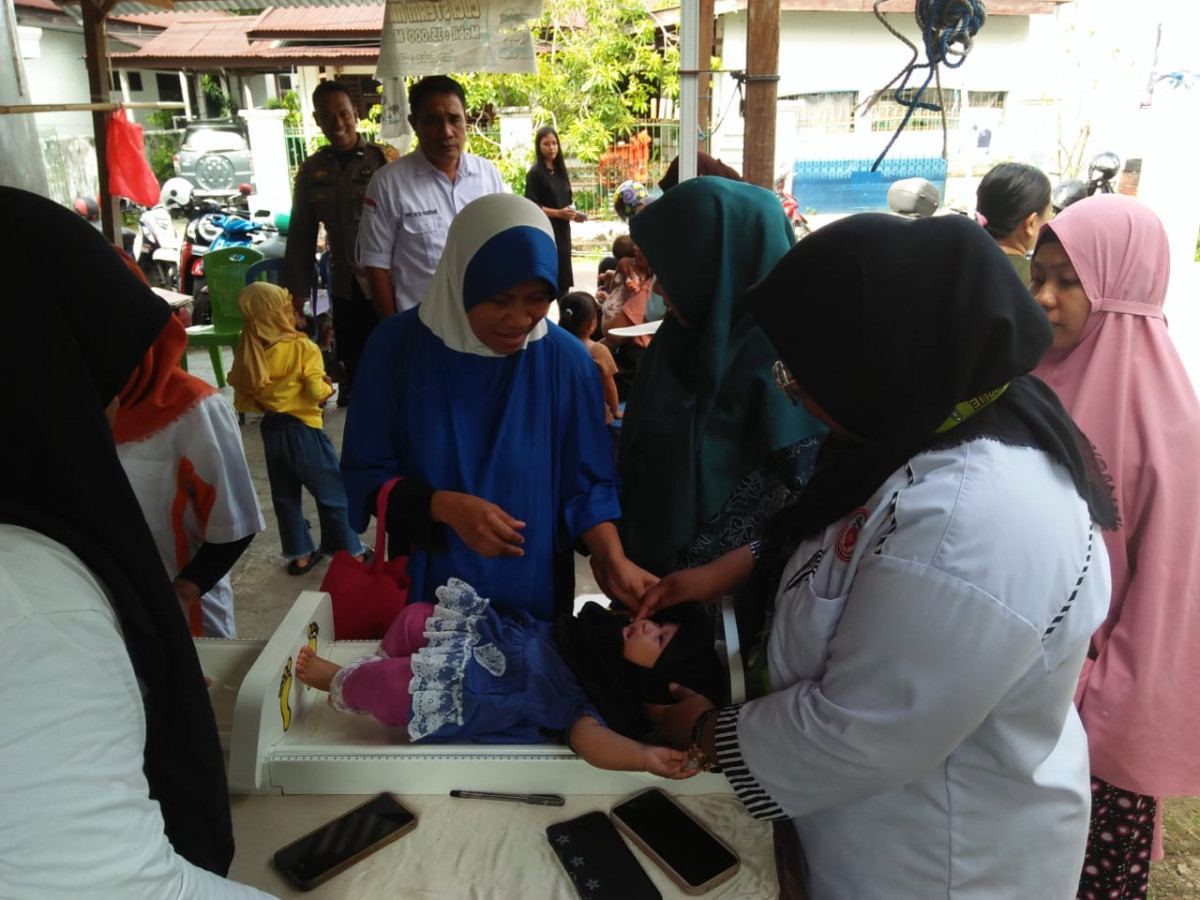 Pelaksanaan Posyandu di Cenderawasih 6 dihadiri oleh Tenaga Kesehatan Puskesmas Lumpue, Kader Posyandu, dan Pengurus Kamp. KB "Geddongnge"