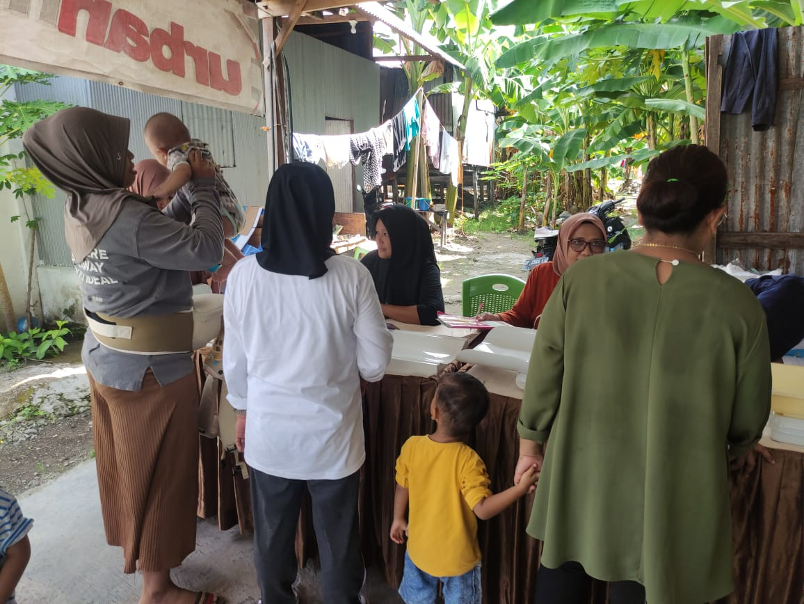 Pelaksanaan Posyandu di Cenderawasih 6 dihadiri oleh Tenaga Kesehatan Puskesmas Lumpue, Kader Posyandu, dan Pengurus Kamp. KB "Geddongnge"