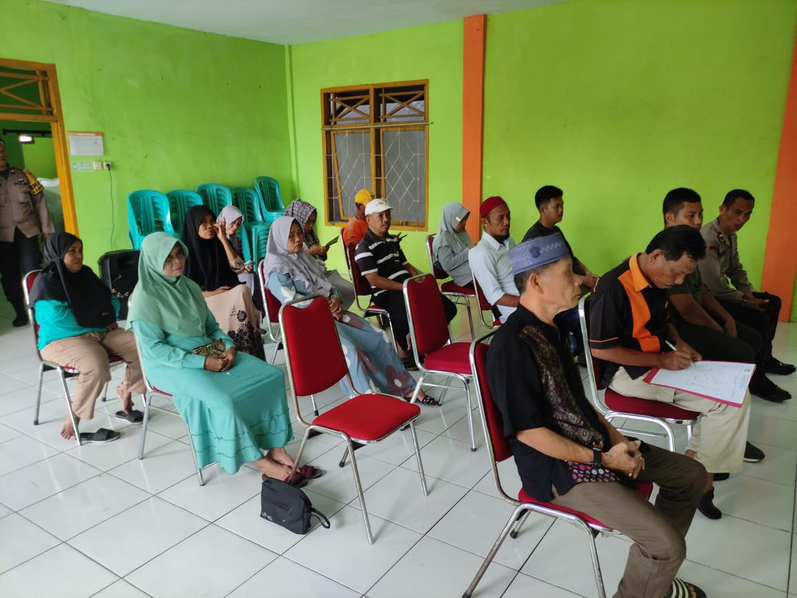 Mengikuti Kegiatan Jum'at Curhat yang dihadiri oleh Bapak Kapolsek Bacukiki, Lurah Cappa Galung. Babinkamtibmas Cappa Galung, Ketua LPMK, Ketua RW 01, ketua RT 01 RW 01, kader Kamp. KB "Geddongnge" beserta warga masyarakat sekitar RT 01 RW 04