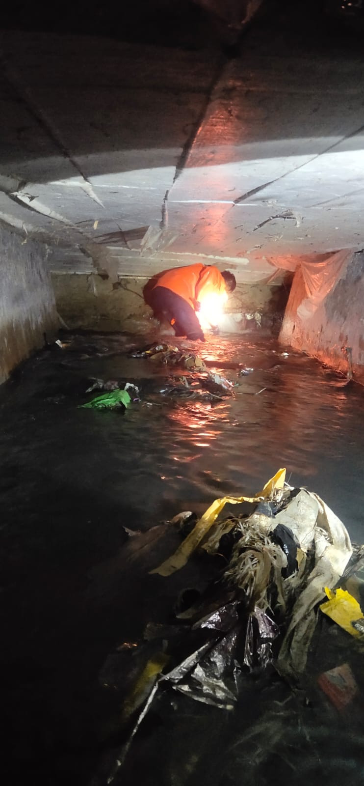 Monitoring Penanganan Banjir di Jln. Pinisi RT 04 RW 03 yang dihadiri langsung oleh Tim BPBD, Call Centre 112, Tagana, pengurus Kamp. KB "Geddongnge" dan warga sekitar