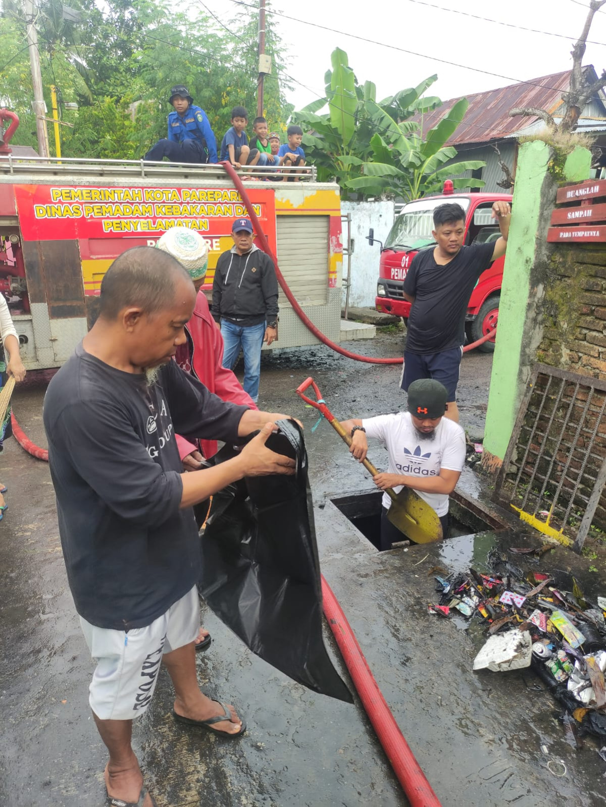 Melaksanakan Kerja Bakti oleh BPBD, TAGANA, DAMKAR, Lurah Cappa Galung, Ketua LPMK, Anggota PKH, Kader Kamp. KB "Geddongnge" di Jln. Pinisi RT 04 RW 03