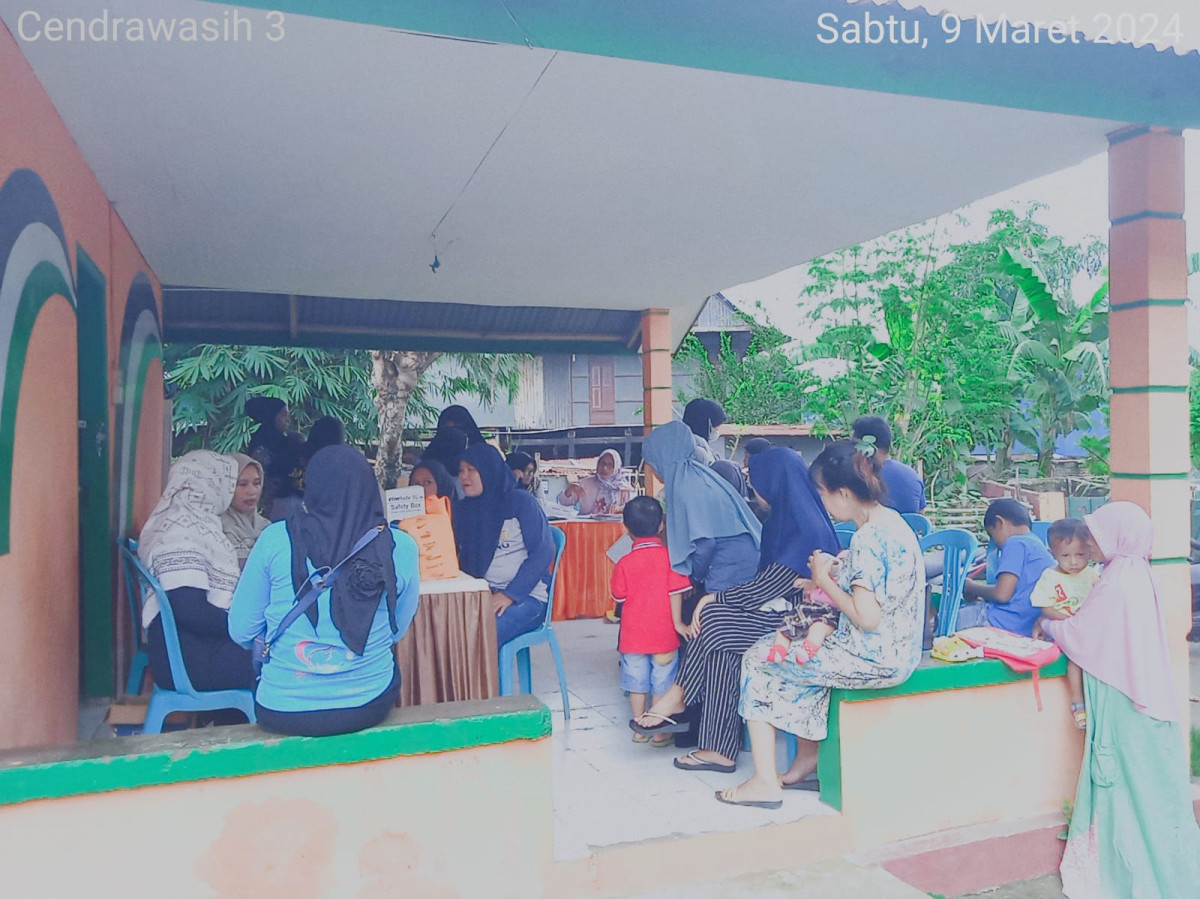 Pelaksanaan Posyandu di Cenderawasih 3 dihadiri oleh Tenaga Kesehatan Puskesmas Lumpue, Kader Posyandu, dan Pengurus Kamp. KB "Geddongnge"