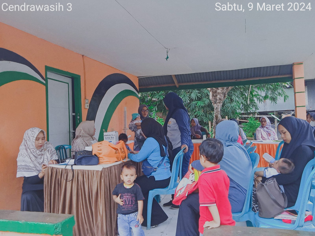 Pelaksanaan Posyandu di Cenderawasih 3 dihadiri oleh Tenaga Kesehatan Puskesmas Lumpue, Kader Posyandu, dan Pengurus Kamp. KB "Geddongnge"
