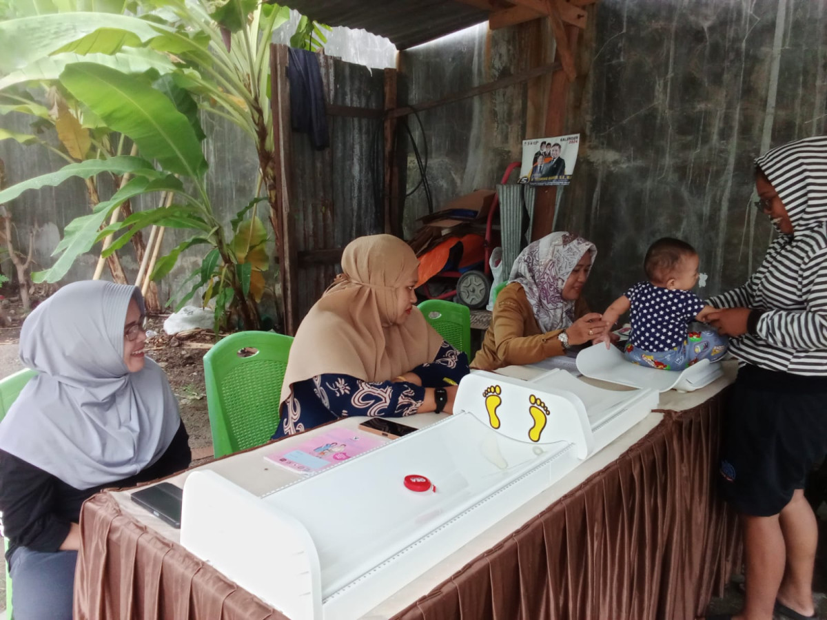 Pelaksanaan Posyandu di Cenderawasih 6 dihadiri oleh Tenaga Kesehatan Puskesmas Lumpue, Kader Posyandu, dan Pengurus Kamp. KB "Geddongnge"