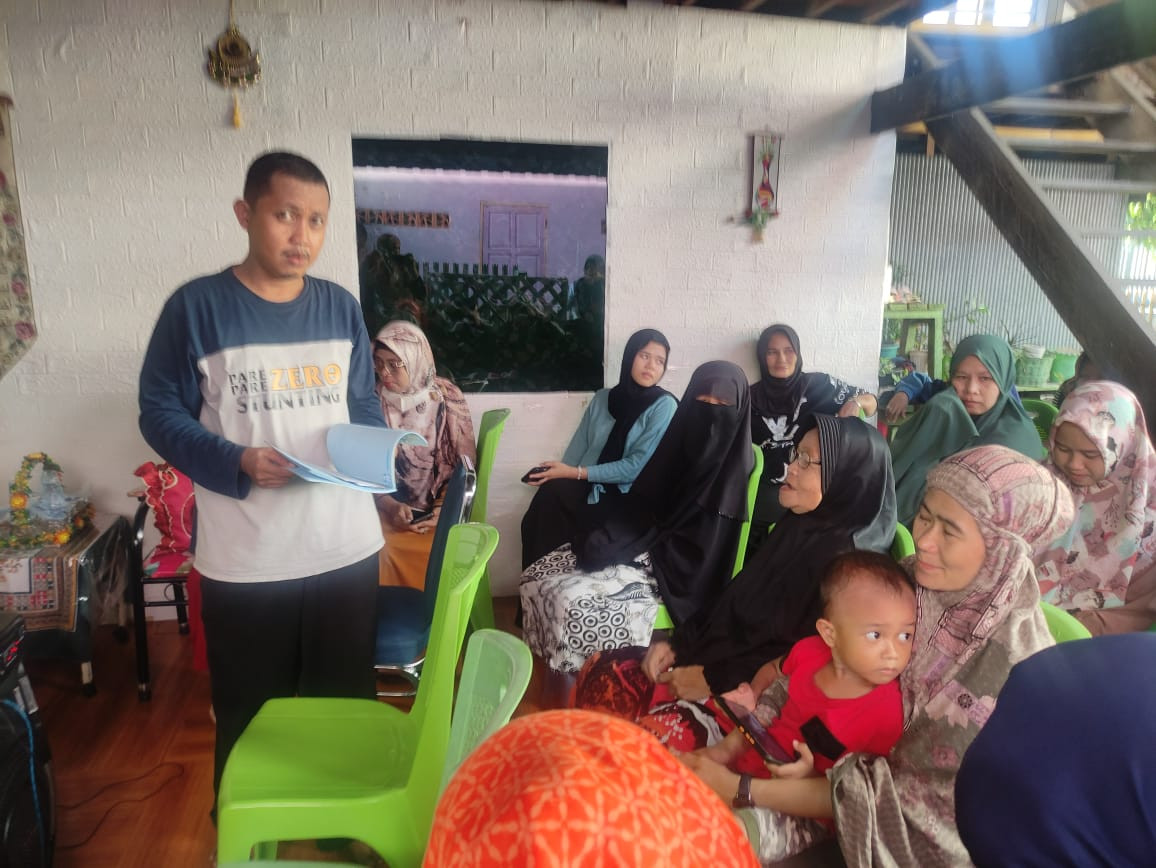 Mengikuti Sosialisasi Terkait Penggunaan Pembalut Wanita Yang Aman dihadiri oleh Pihak HS Group, Penyuluh KB, Ketua Posyandu Cenderawasih 5, Pengurus Kamp. KB "Geddongnge" dan warga masyarakat RT 03 RW 03