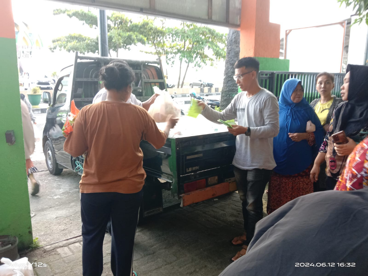 Monitoring Pembagian CBP yang dihadiri oleh Lurah, Babinsa, Babinkamtibmas, pihak Dinas Sosial, Dinas Perdagangan, Kader Kamp. KB "Geddongnge" beserta warga masyarakat