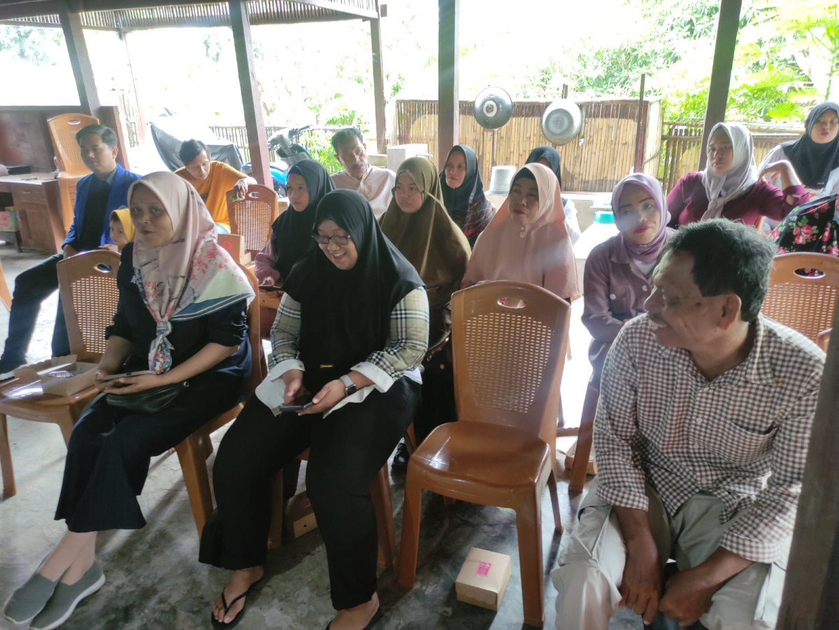 Mengikuti Workshop Literasi Digital yang dihadiri oleh Dosen Pembimbing Institut Andi Sapada, Ketua LPMK, Kader Kamp. KB "Geddongnge" dan Mahasiswa KKN IAS