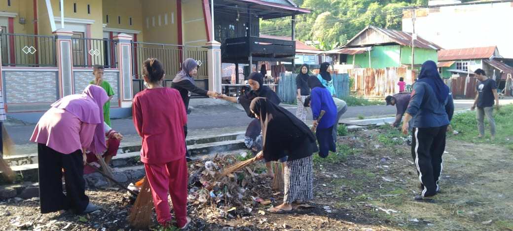 Mengikuti Kegiatan Kerja Bakti