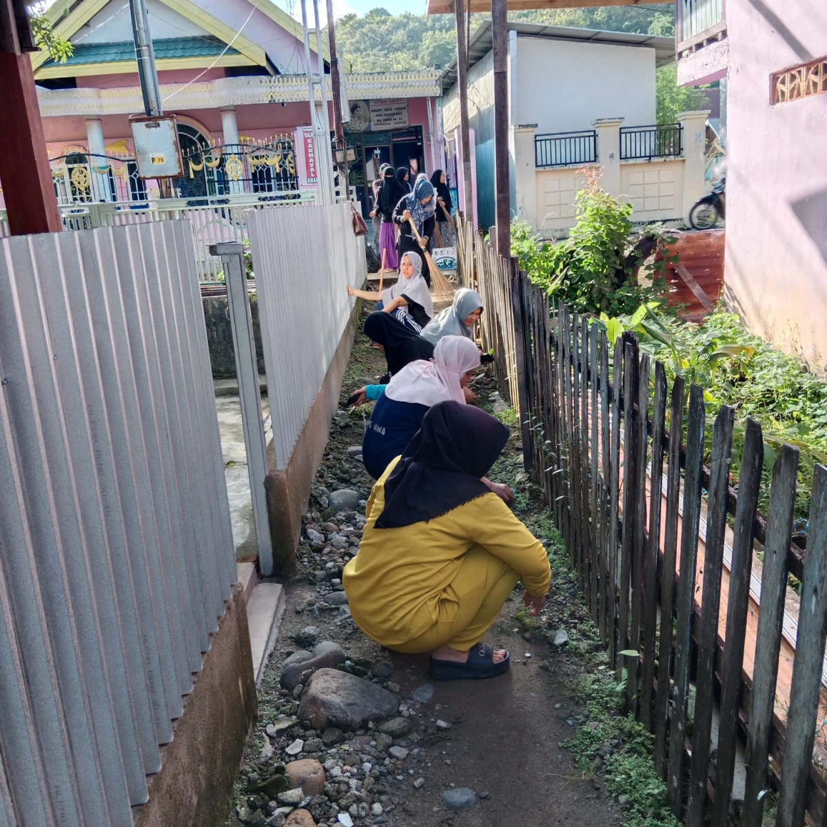 Mengikuti Kerja Bakti yang dihadiri oleh Babinkamtibmas, kader posyandu, kader PKK, kader Kamp. KB "Geddongnge" beserta warga masyarakat RT 03 RW 03