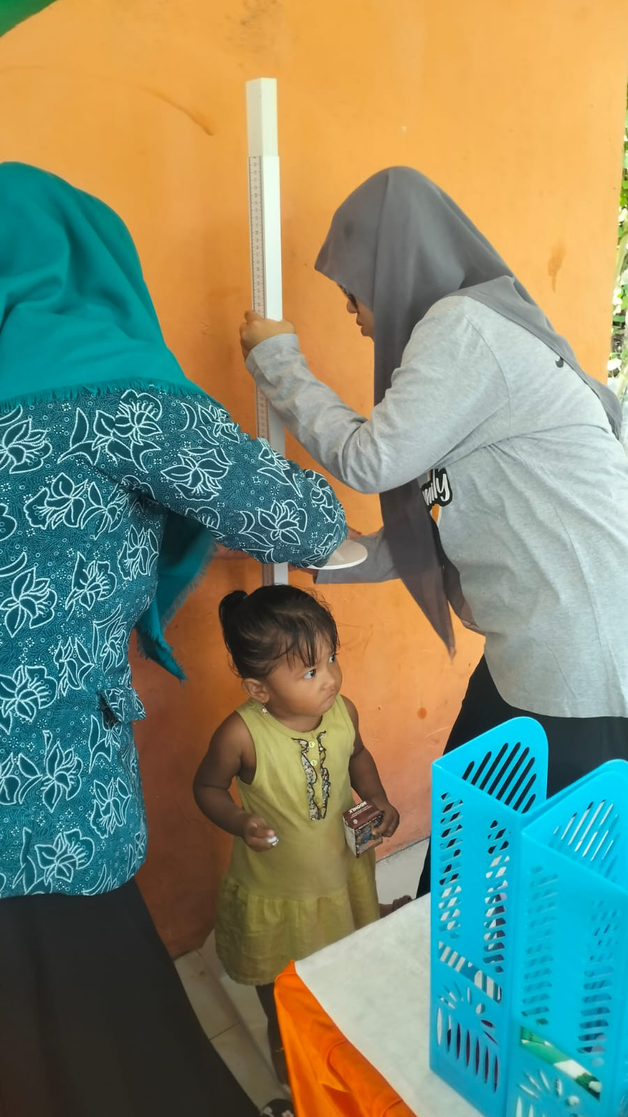 Melaksanakan Kegiatan Posyandu yang dihadiri oleh Ketua TP. PKK Cappa Galung, Bidan Kelurahan, Nakes UPTD Puskesmas Lumpue, Kader Posyandu Cenderawasih 3, dan Kader Kamp. KB Geddongnge