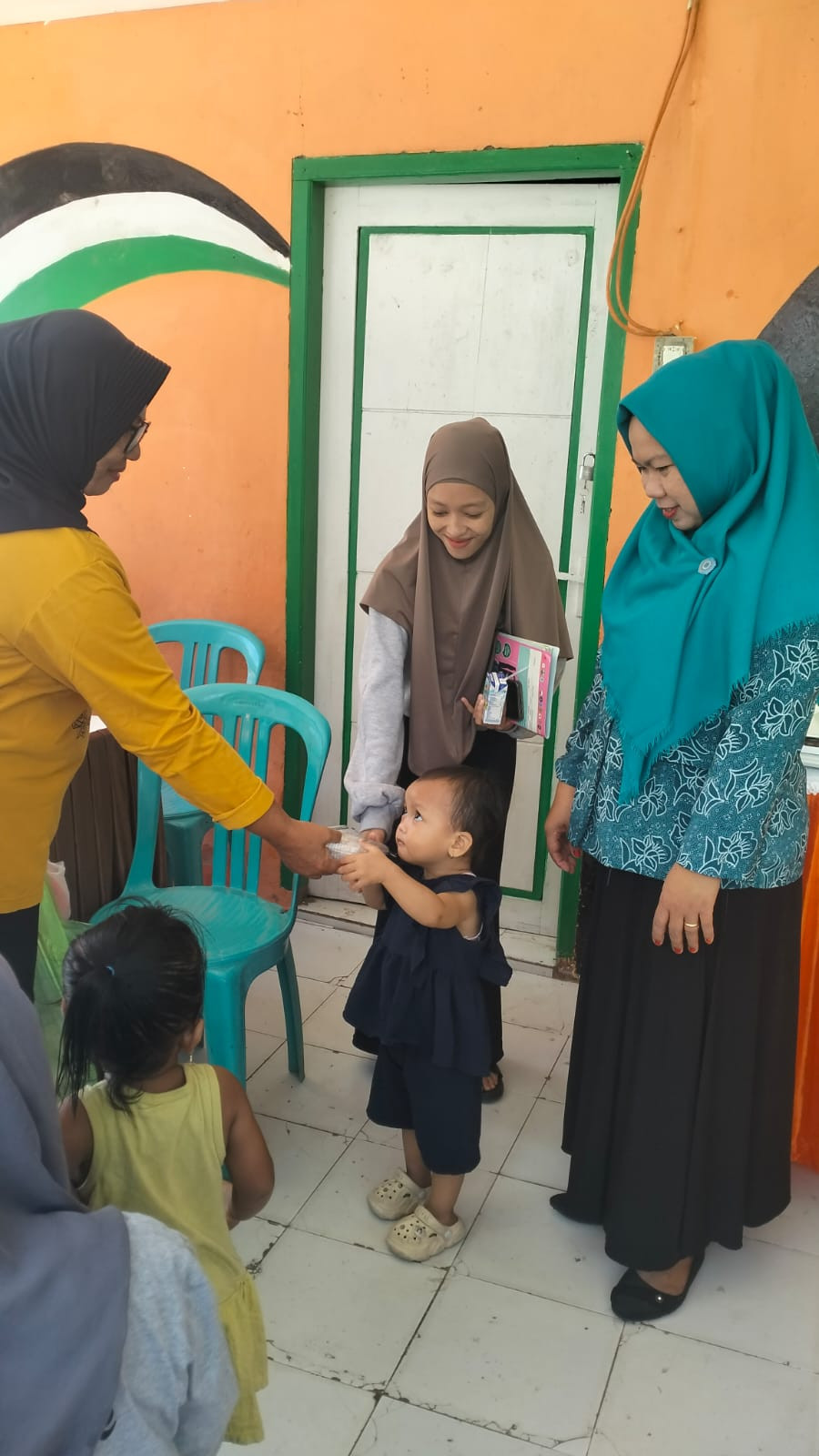 Melaksanakan Kegiatan Posyandu yang dihadiri oleh Ketua TP. PKK Cappa Galung, Bidan Kelurahan, Nakes UPTD Puskesmas Lumpue, Kader Posyandu Cenderawasih 3, dan Kader Kamp. KB Geddongnge
