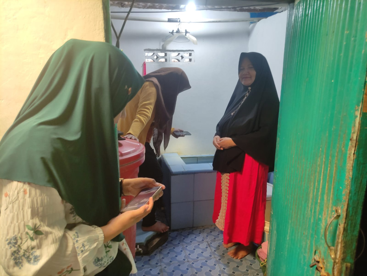 Screening dan Pembagian Bubuk Abate di rumah warga sepanjan Area Jln. Pinisi RT 04 RW 03 yang dilaksanakan oleh Nakes UPTD Puskesmas Lumpue bersama Pengurus Kamp. KB "Geddongnge"