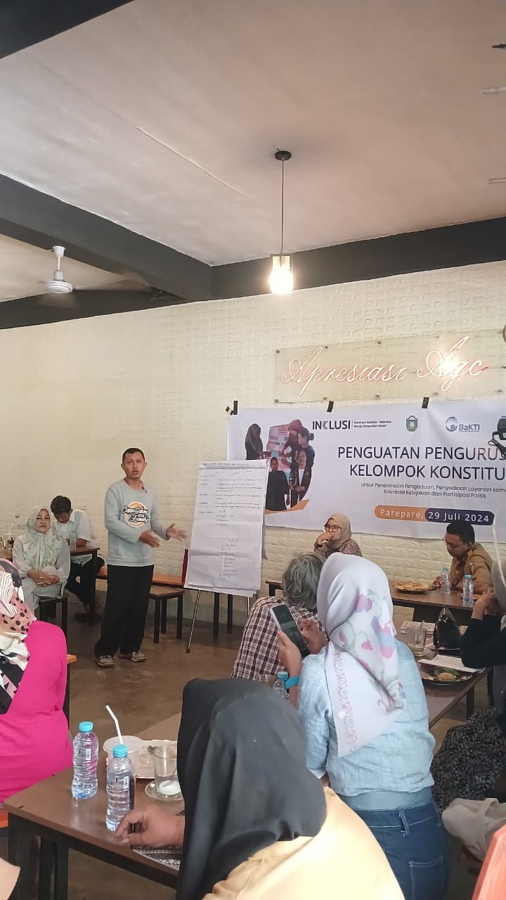 Penguatan Kelembagaan Kelompok Konstituen yang dihadiri oleh Kadis DP3A, Kadis Sosial, Lurah Mallusetasi, Ketua YLP2EM, Pengurus KK, Pengurus Kampung KB