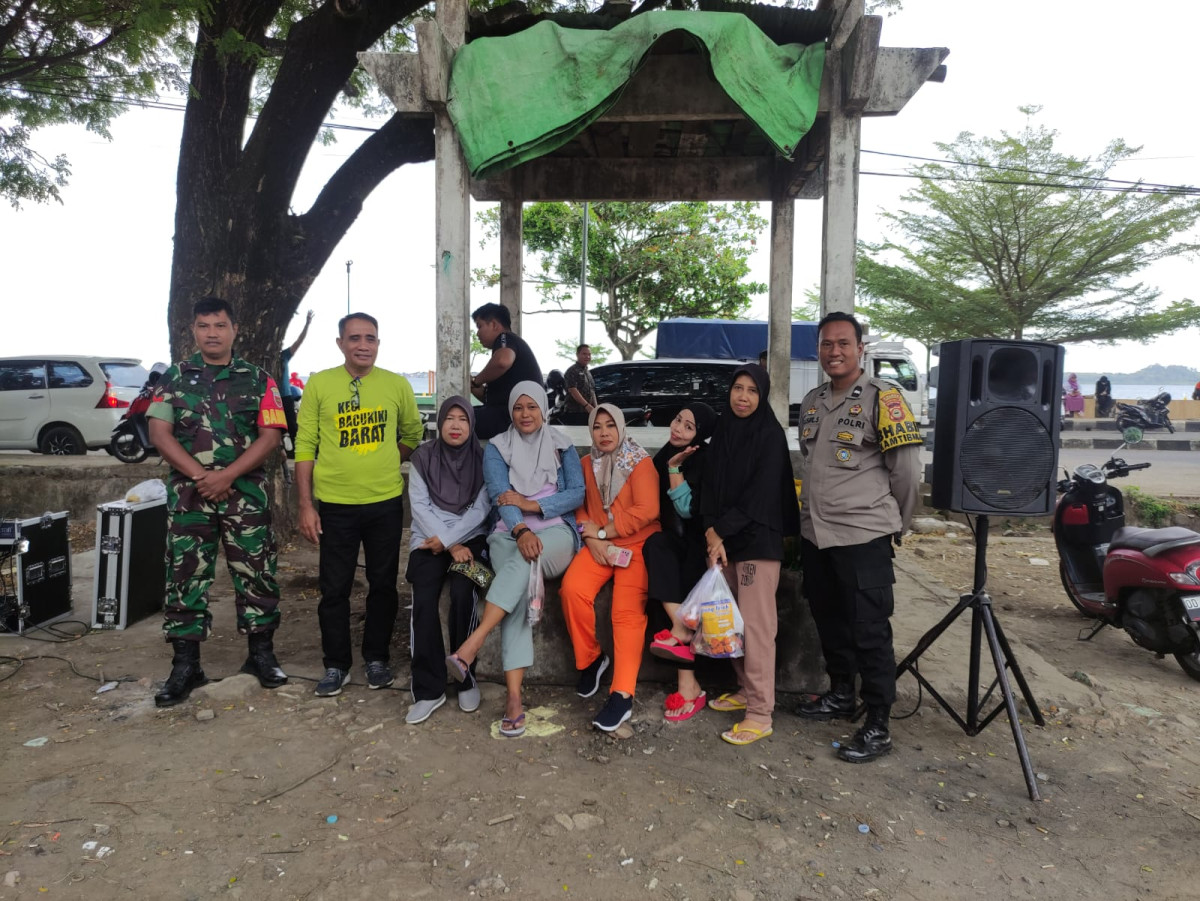 Mengikuti Kegiatan Pasar Murah