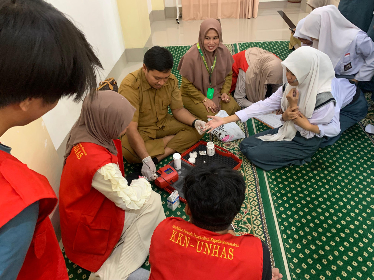 Melaksanakan KIE Kelompok untuk Pelajar SMA Neg. 2 Parepare