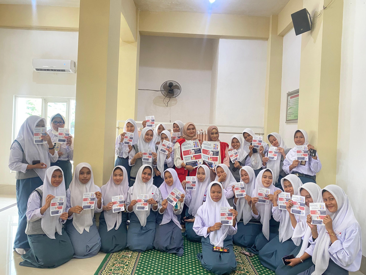 Pemberian KIE kepada para Pelajar SMA Neg. 2 yang diselenggarakan oleh Pihak UPT SMA Neg. 2 Parepare, PKB Cappa Galung, Guru, Mahasiswa KKN UNHAS Ang. 12, Pengurus Kamp. KB "Geddongnge", beserta Siswa Kelas X SMA Neg. 2 Parepare