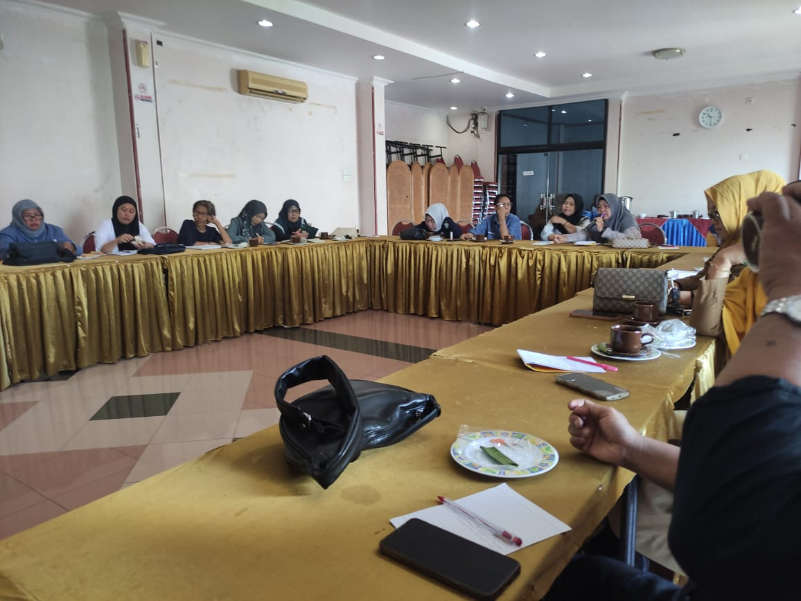 Mengikuti Penguatan Kelembagaan yang diselenggarakan oleh YLP2EM, DP3A, Dinas Sosial bersama para pengurus Kelompok Konstituen dan Pengurus Kamp. KB