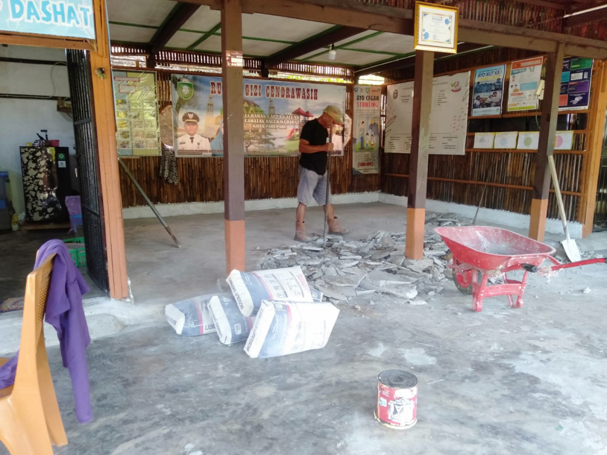 Swadaya Perbaikan Lantai Kesekretariatan Kampung KB "Geddongnge"