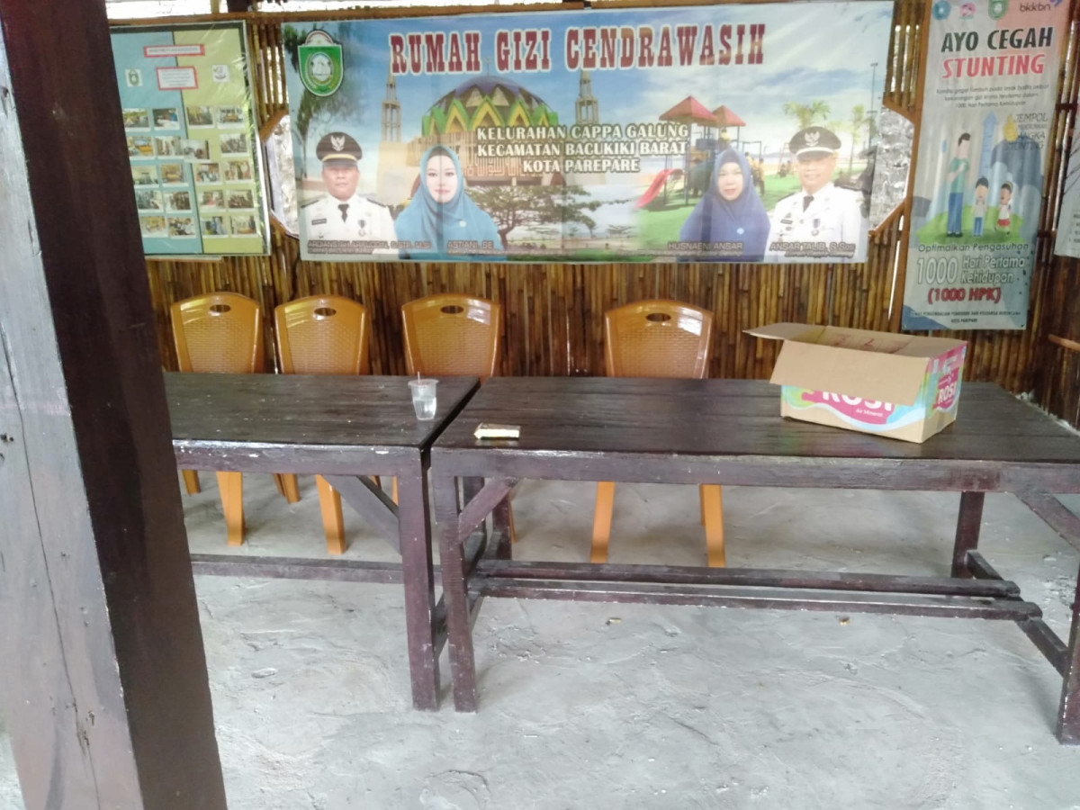 Melakukan Perbaikan Lantai Kesekretariatan Kamp. KB "Geddongnge"