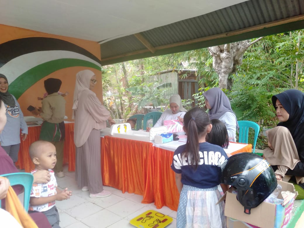 Melaksanakan Kegiatan Posyandu yang dihadiri oleh Ketua TP. PKK Cappa Galung, Bidan Kelurahan, Nakes UPTD Puskesmas Lumpue, Kader Posyandu Cenderawasih 3, dan Kader Kamp. KB Geddongnge