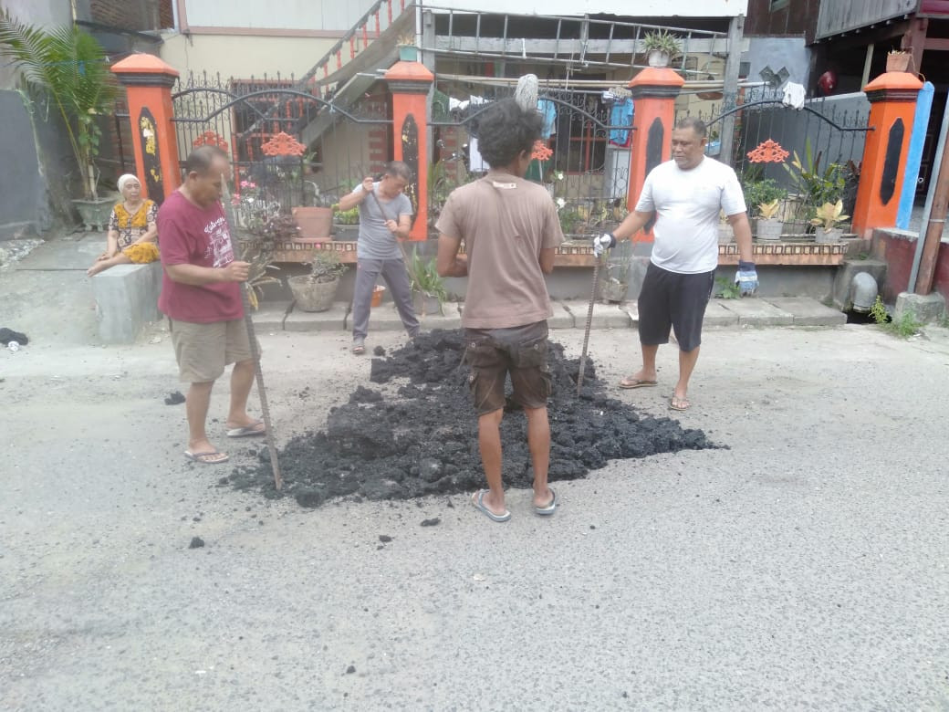 Swadaya Perbaikan Jalan di Jln. Keterampilan RT 01 RW 02