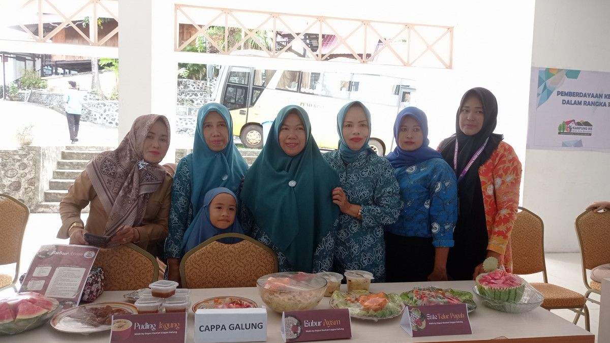 Mengikuti Lomba Menu Cipta Karya dalam Mengatasi Stunting di Jln. Industri Kecil yang diikuti oleh Kader PKK, Kader Rumah Giziku dan Pengurus Kamp. KB "Geddongnge"