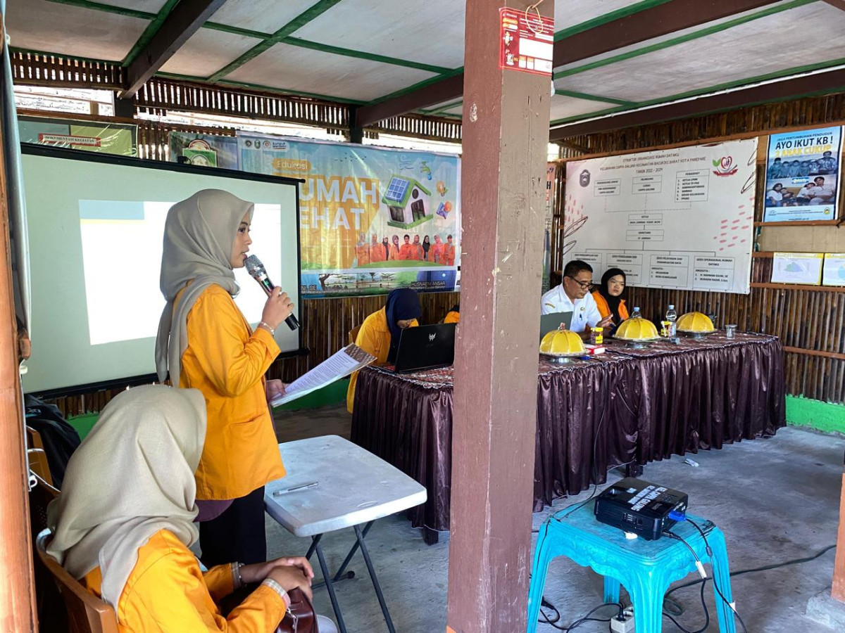 Mengikuti Workshop Rumah Sehat di Jln. Keterampilan RW 02 yang dihadiri oleh Lurah, Ketua TP PKK Cappa Galung, Kader Posyandu, Pengurus Kamp. KB "Geddongnge", dan Mahasiswa KKN Reguler UNM Klp. 2