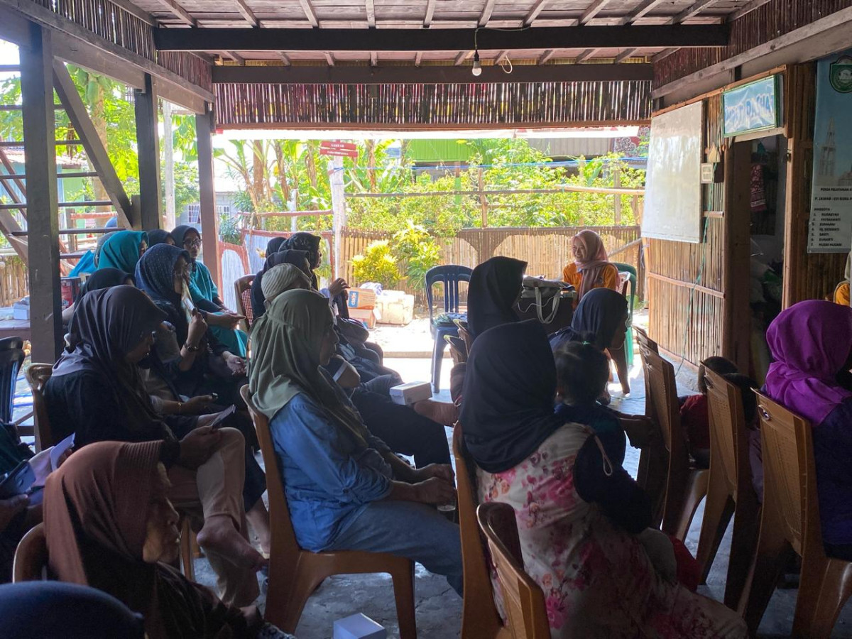 Mengikuti Workshop Rumah Sehat di Jln. Keterampilan RW 02 yang dihadiri oleh Lurah, Ketua TP PKK Cappa Galung, Kader Posyandu, Pengurus Kamp. KB "Geddongnge", dan Mahasiswa KKN Reguler UNM Klp. 2