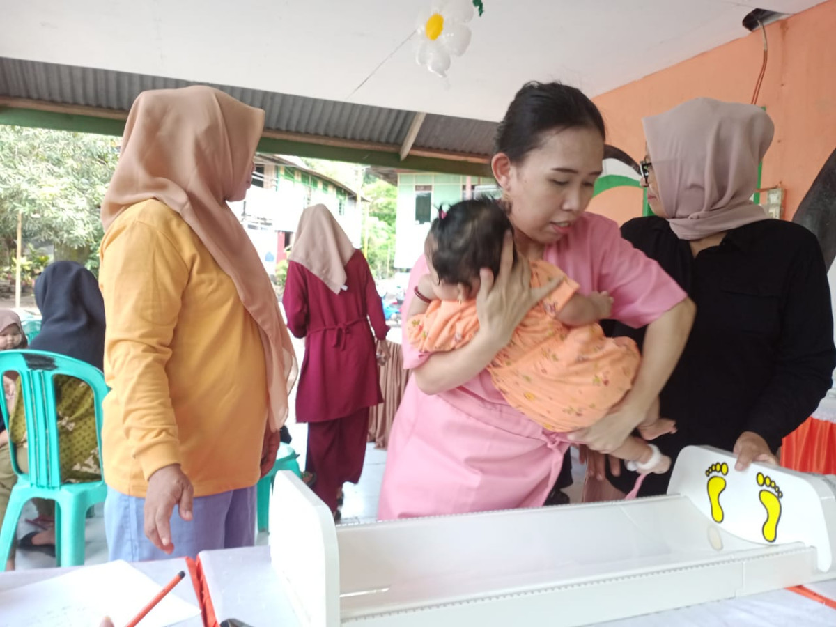 Melaksanakan Kegiatan Posyandu