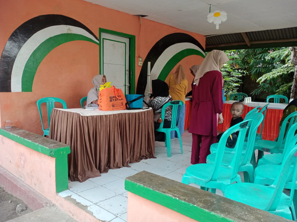 Melaksanakan Posyandu di Jln. Keterampilan RW 02 yang dihadiri oleh Tenaga Kesehatan UPTD Puskesmas Lumpue, Bidan Kelurahan, PKB Cappa Galung, Kader Posyandu Cenderawasih 3, Pengurus Kamp. KB "Geddongnge" dan Sasaran Posyandu Cenderawasih 3