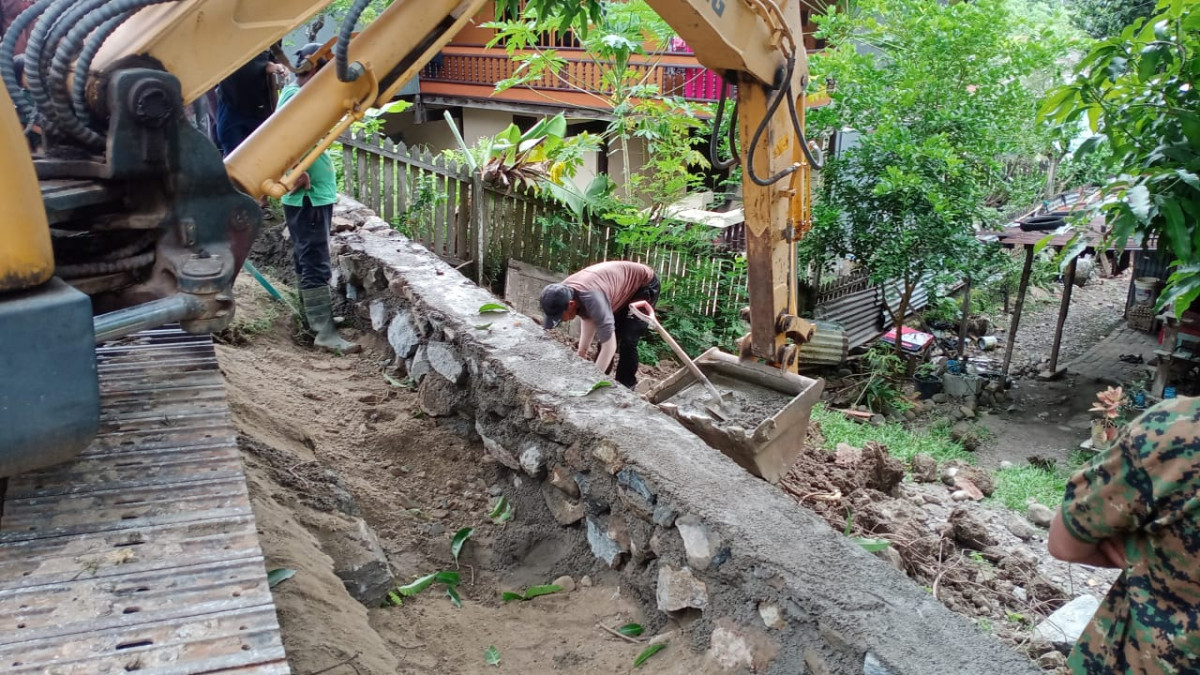 Swadaya Perbaikan Jalan di Jln. Siratal Mustakim RT 01 RW 05 bersama Ketua RT 01 RW 05, Ketua LPMK, Pihak Kontraktor CV FEM Konstruksi Parepare, Pengurus Kamp. KB "Geddongnge" dan warga sekitar