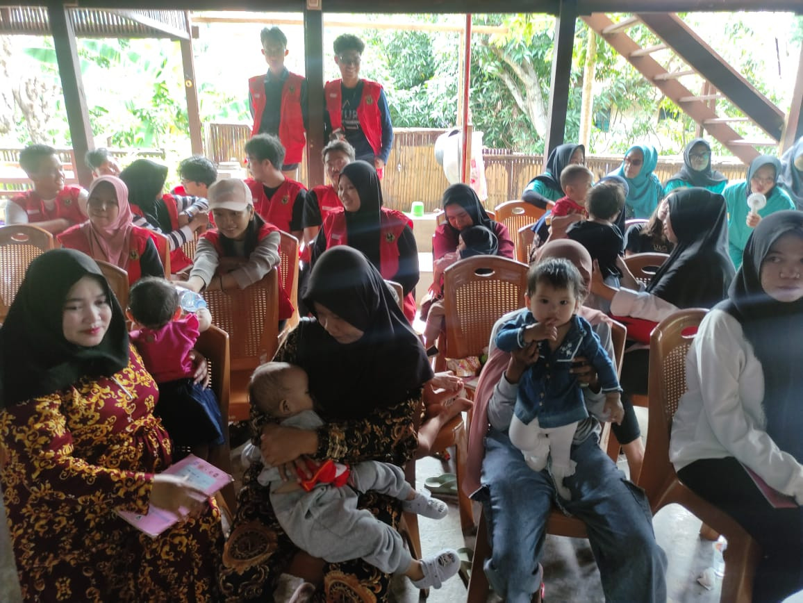 Melaksanakan Kegiatan PMT di Jln. Keterampilan RT 01 RW 02 oleh Ketua TP. PKK kota, ketua PKK Kec. Bacubar, Ketua PKK Capgal, DP3A, PKB Capgal, Bidan Kelurahan, Kader Rumah Giziku, Pengurus Kamp. KB "Geddongnge", Ibu dan Baduta Stunting dan Bumil KEK