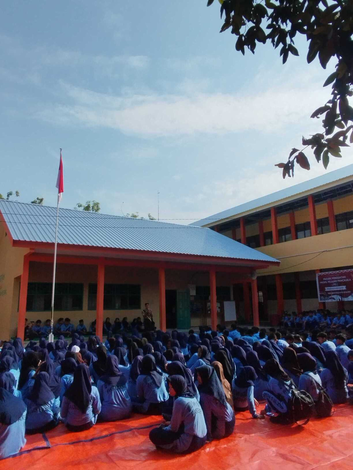 Monitoring Kegiatan PIK Remaja di Jkn. Jend. Sudirman RT 02 RW 05 oleh Guru BP SMA Neg. 02 Parepare, Penyuluh KB Cappa Galung, Pengurus Kamp. KB "Geddongnge" dan para siswa SMAN 02 Parepare