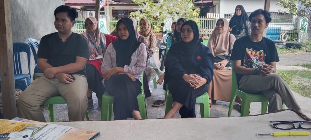 Mengikuti Kegiatan Bina Keluarga Remaja (BKR) di Jln. Pinisi RT 01 RW 05 oleh Tenaga Kesehatan UPTD Puskesmas Lumpue, Penyuluh KB, Kader BKR, Pengurus Kamp. KB "Geddongnge" dan Warga Sekitar