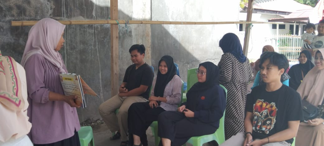 Mengikuti Kegiatan Bina Keluarga Remaja (BKR) di Jln. Pinisi RT 01 RW 05 oleh Tenaga Kesehatan UPTD Puskesmas Lumpue, Penyuluh KB, Kader BKR, Pengurus Kamp. KB "Geddongnge" dan Warga Sekitar