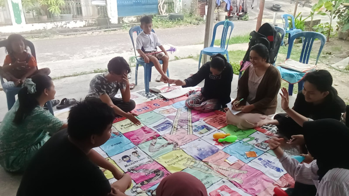 Mengikuti Kegiatan Bina Keluarga Remaja (BKR) di Jln. Pinisi RT 01 RW 05 oleh Tenaga Kesehatan UPTD Puskesmas Lumpue, Penyuluh KB, Kader BKR, Pengurus Kamp. KB "Geddongnge" dan Warga Sekitar