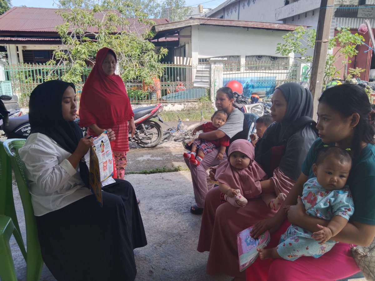 Mengikuti Kegiatan Bina Keluarga Balita (BKB)