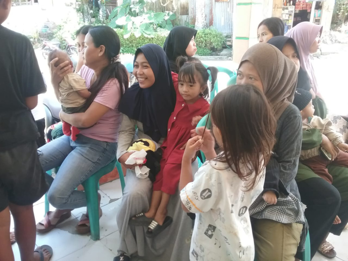 Mengikuti Kegiatan Bina Keluarga Balita (BKB) di Jln. Pinisi RT 01 RW 05 oleh Penyuluh KB, Nakes UPTD Puskesmas Lumpue, Kader Posyandu, Pengurus Kamp. KB "Geddongnge" dan Sasaran Posyandu Cenderawasih 6