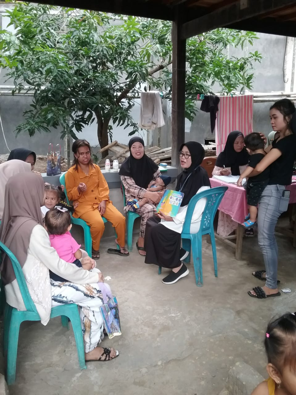 Mengikuti Kegiatan Bina Keluarga Balita (BKB)